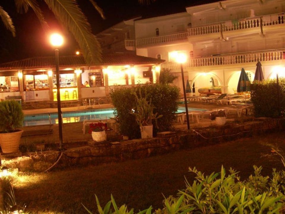 Basen plus bar Karras Grande Resort