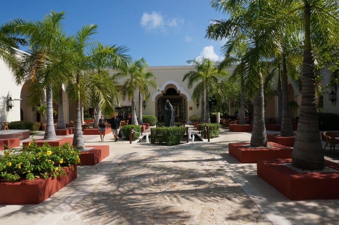 Die "Plaza Espana" mit Bar Valentin Imperial Riviera Maya - Adults only