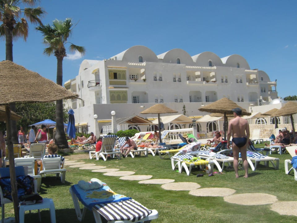 Пляж возле моря и бассейна Alassio Hotel and Thalasso