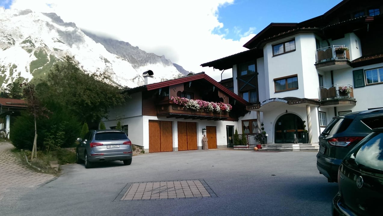 Hoteleingang, hinten Carports Landhaus Ramsau