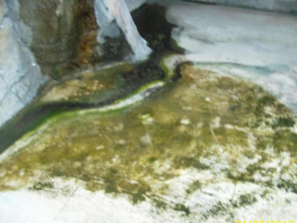 Rutschgefahr neben Wasserfall Armas Gül Beach