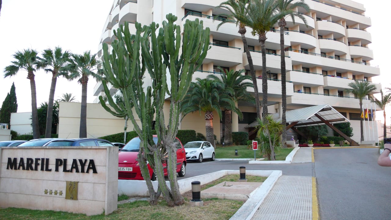 Hoteleinfahrt mit Parkplätzen Welikehotel Marfil Playa