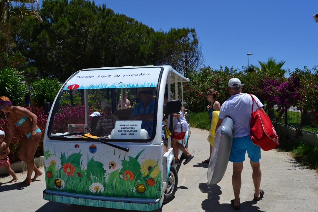 Mini Bus fährt durch Anlage z. Strand VONRESORT Golden Beach