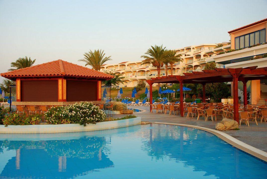 Basen hotelowy o wschodzie slonca Rodos Princess Beach Hotel & Spa