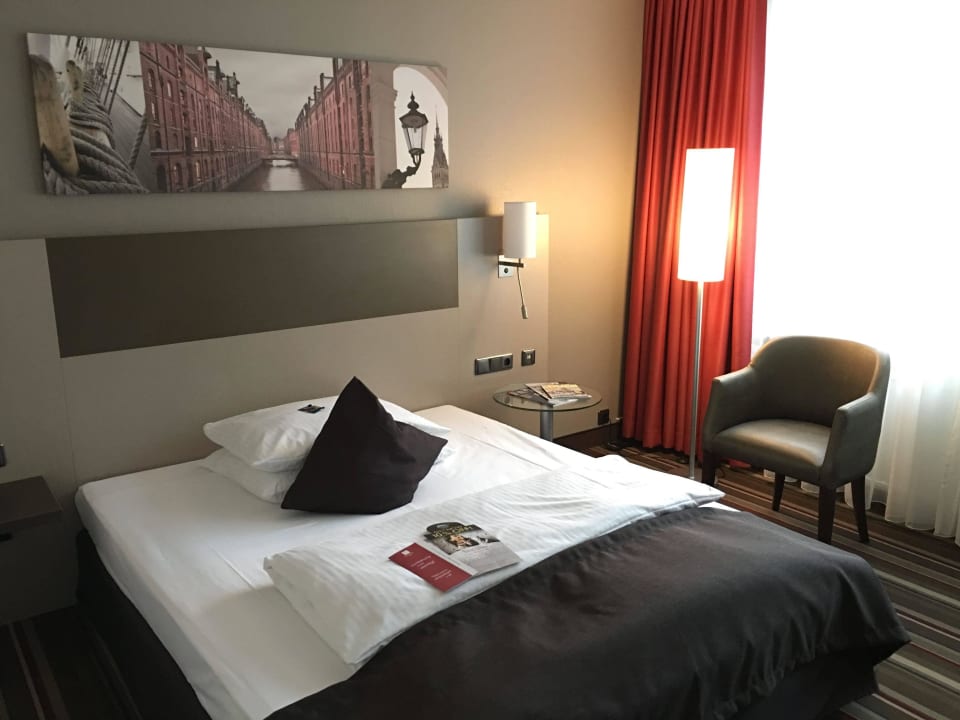 Standardzimmer mit franz. Bett Leonardo Hotel Hamburg Airport