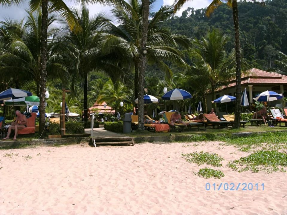 Blick auf die Liegen Khao Lak Bayfront Resort