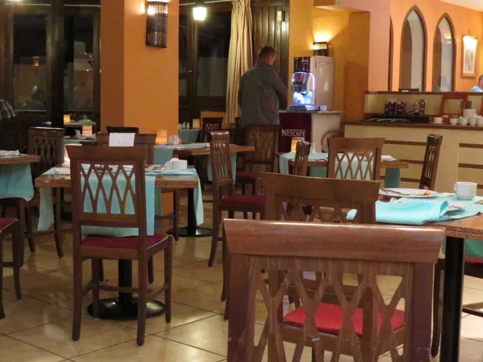 Hauptrestaurant ab 20.00 Uhr leer JAZ Fanara Resort