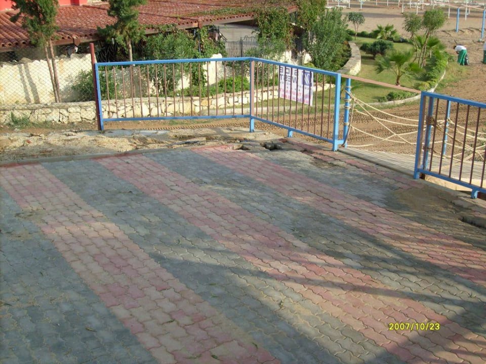 Baumängel an der Strandbar FUN&SUN Smart Hane Sun Hotel