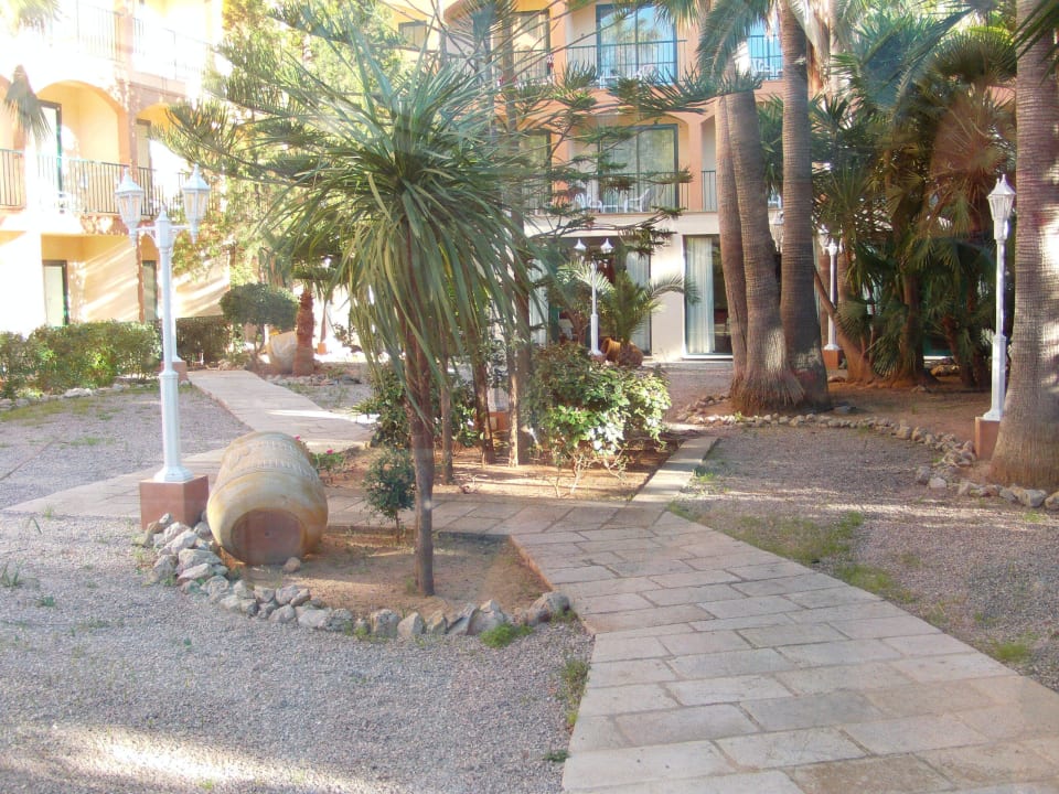 Von Innenpool zu innen Gartenanlage Valentin Somni Hotel & Suites