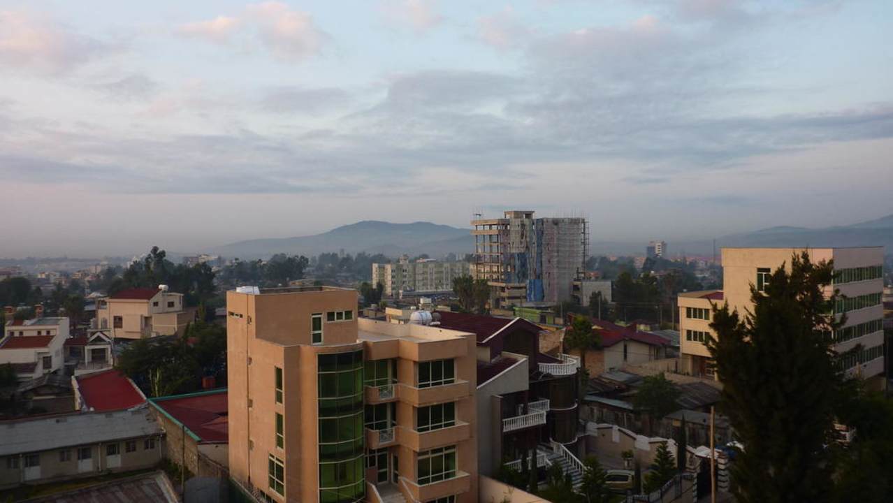 Widok z pokoju na stolicę Hotel Adot Tina