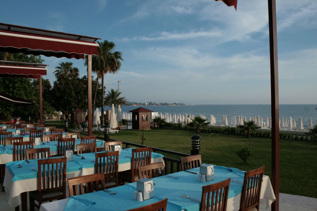 Speiserestaurant mit Blick zum Meer Hotel Sirma
