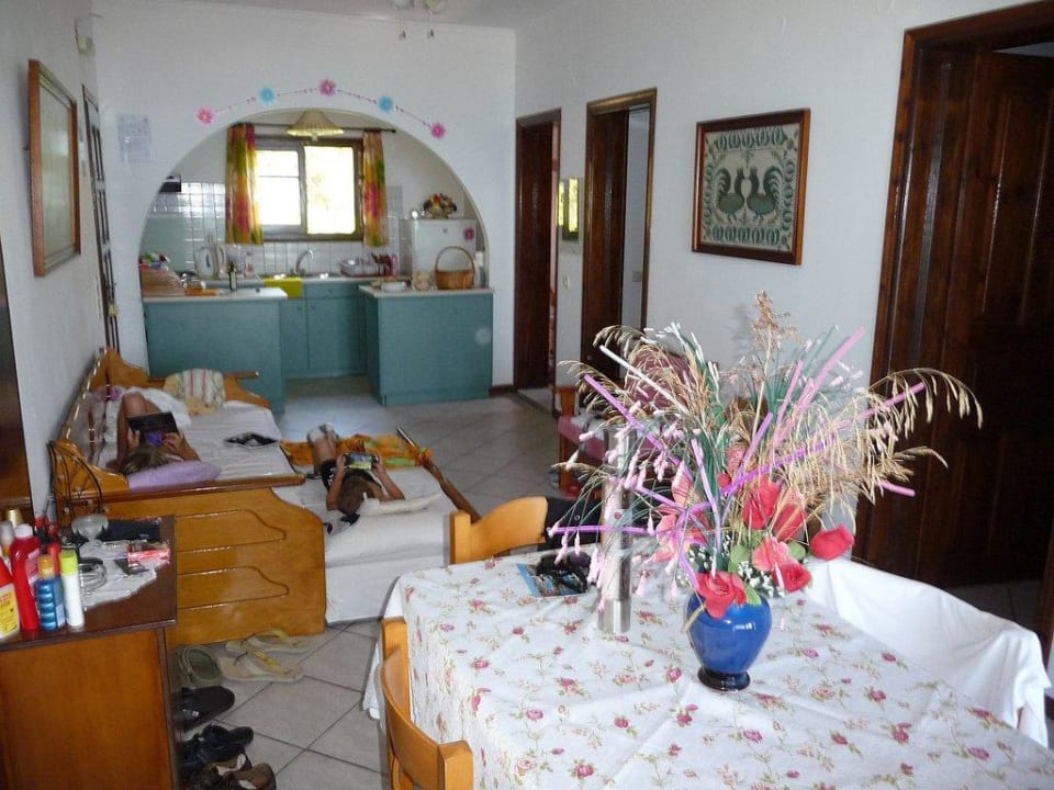 Wohnbereich mit Küche und seitlichen Zimmern Ferienwohnung Eleana