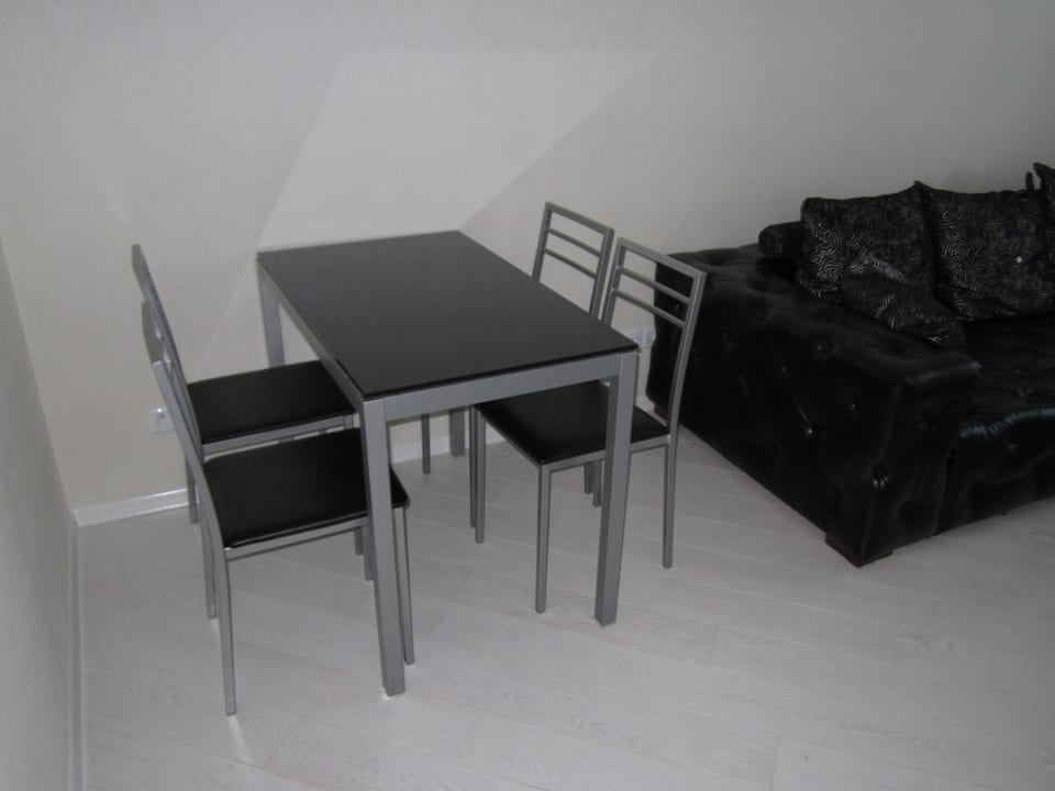 Tisch mit vier Stühlen Partner Guest House Baseina Street