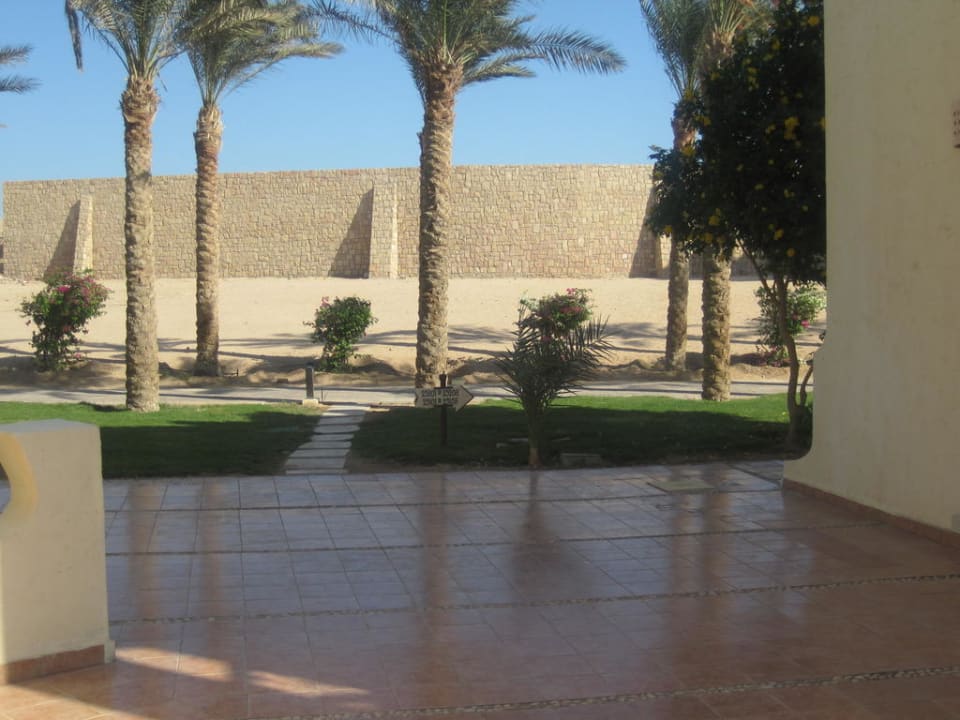 Außenmauer vom Hotelresort SUNRISE Royal Makadi Resort