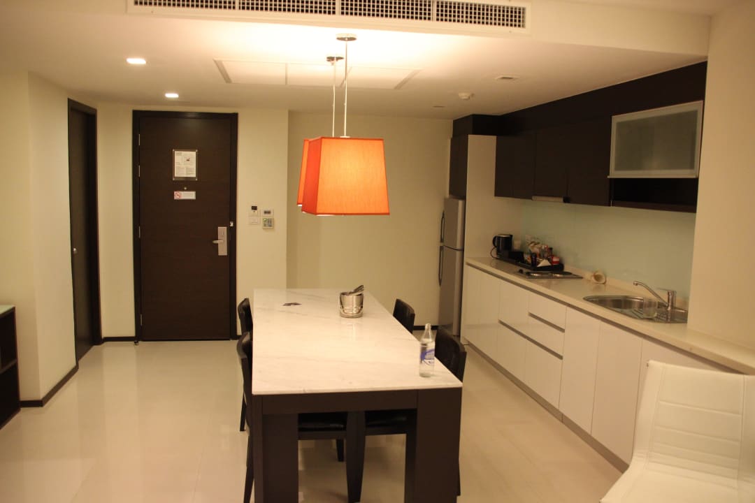 Essbereich im Wohnzimmer JC Kevin Sathorn Bangkok Hotel