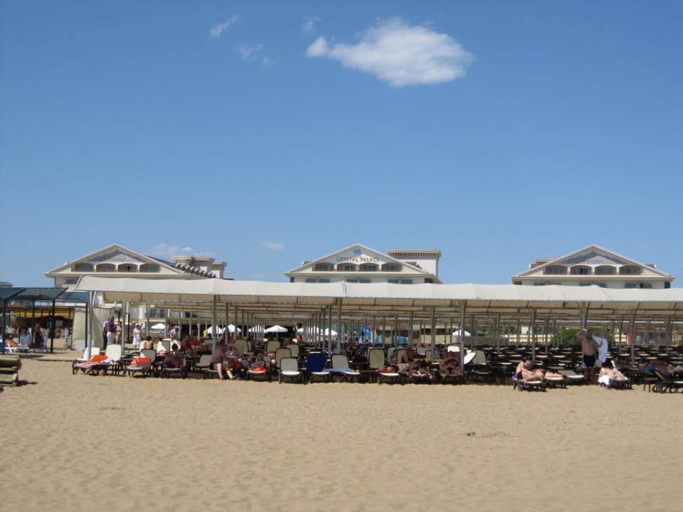 Strand met 1000 ligstoelen Diamond Excellence Resort & Spa