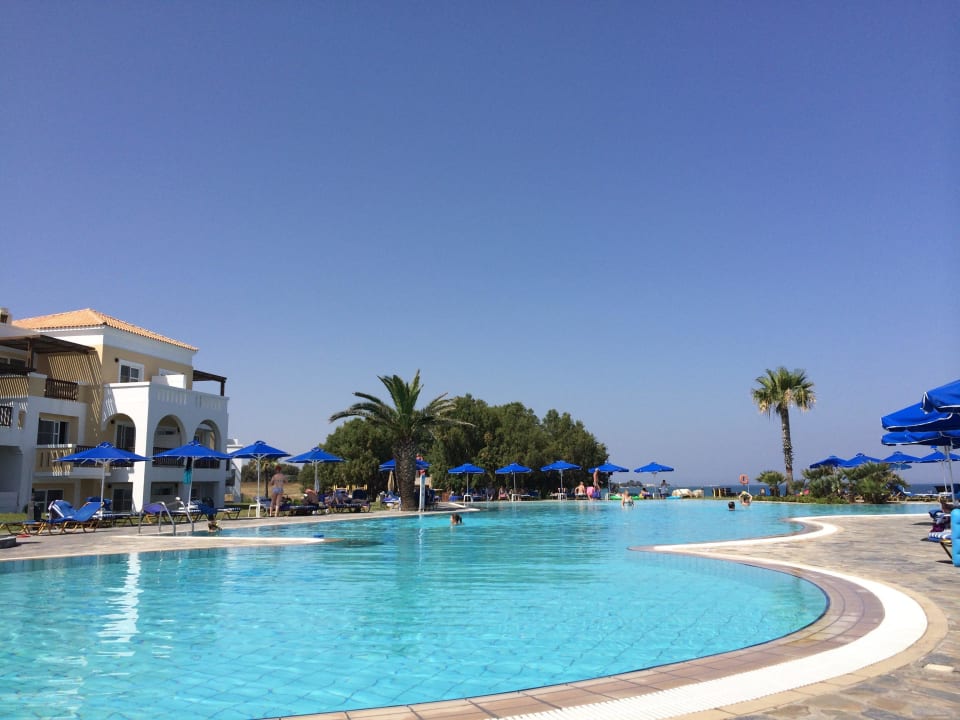 Pool gegen das Meer Neptune Luxury Resort