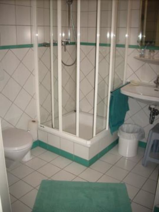 Bad mit Dusche und WC Hotel zur Post garni