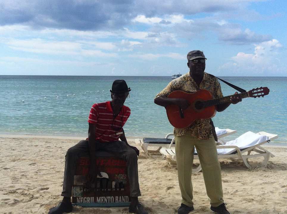 Musiker am Strand Hotel Beachcomber