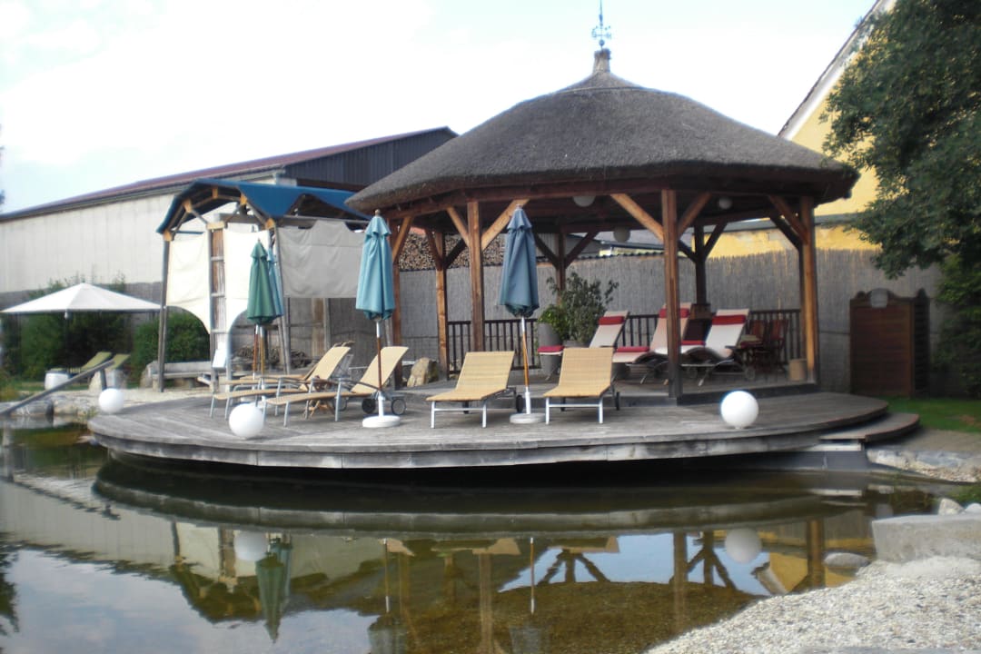 Sonnenliegen beim See Garten-Hotel Ochensberger