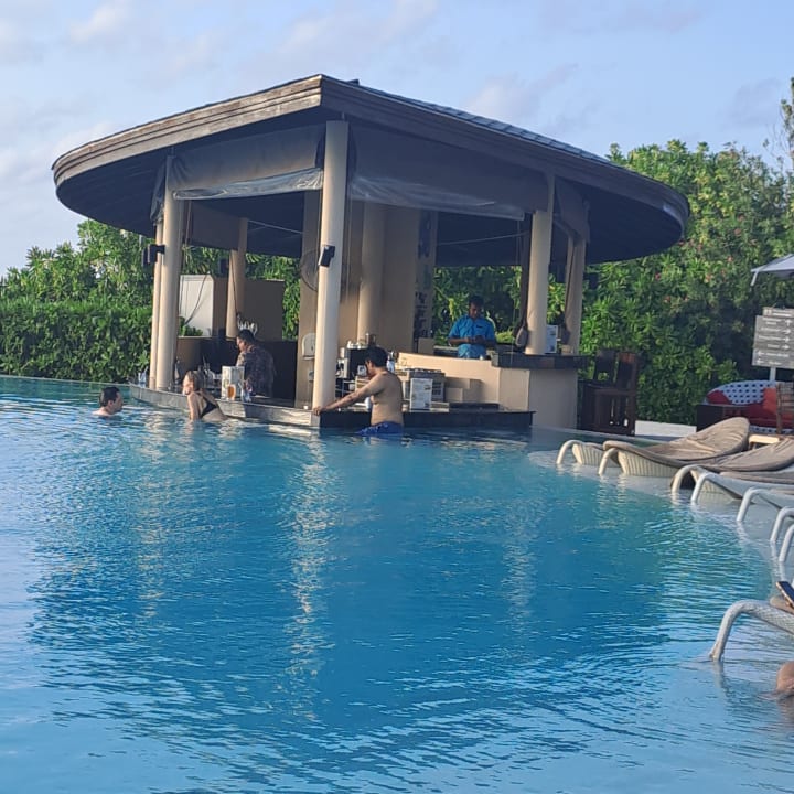 Pool Centara Ras Fushi Resort & Spa Maldives