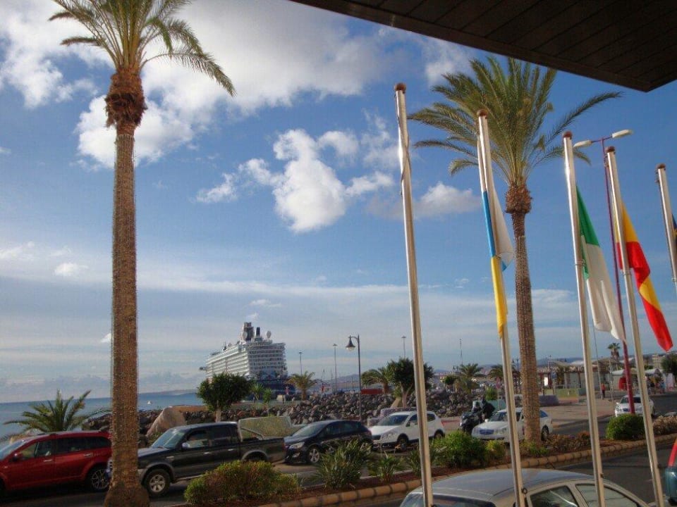 Blick vom Hotelausgang auf den Kreuzfahrthafen JM Puerto Rosario