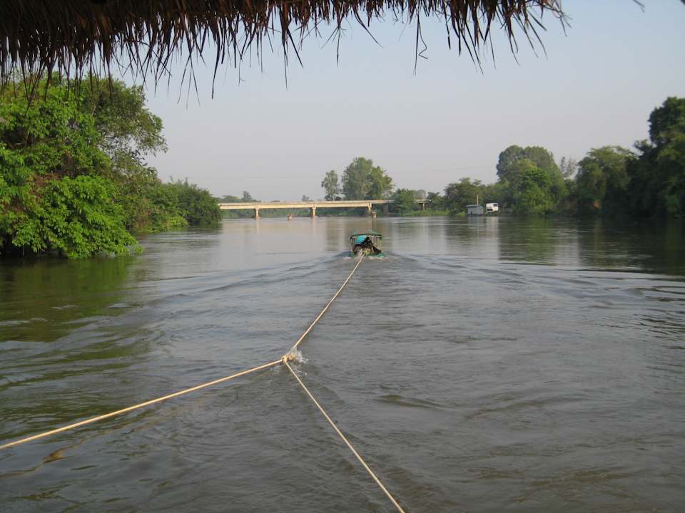 Gezogen vom Motorboot Hotel River Kwai Botanic Garden Resort