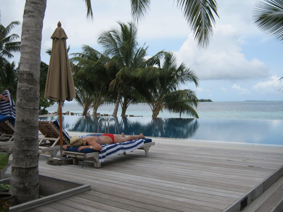 Liegen am Pool Vilamendhoo Island Resort & Spa