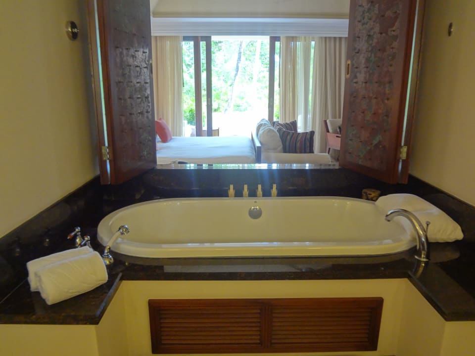 Blick von Badezimmer ins Schlafzimmer Constance Lemuria