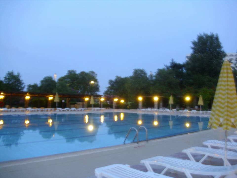 Pool bei Nacht Hotel Athos Palace