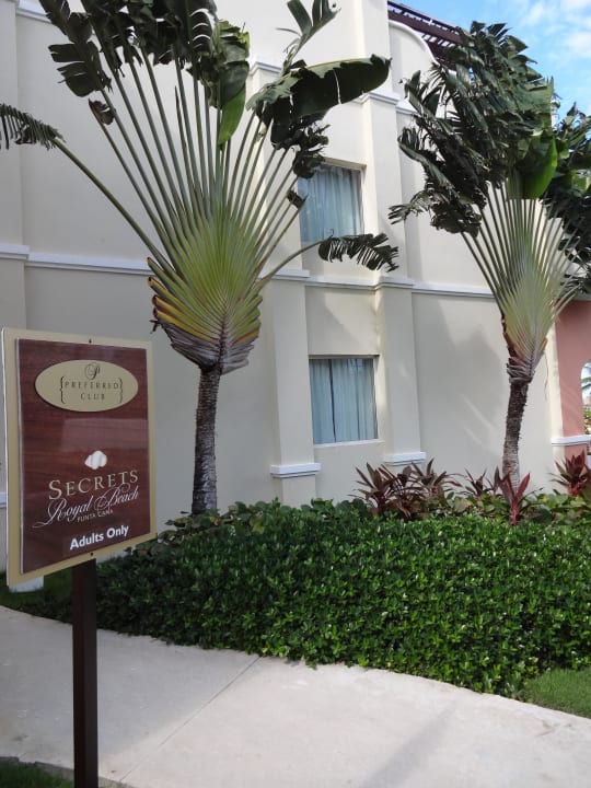 Nebeneingang zum Hotel Secrets Royal Beach Punta Cana - Adults only