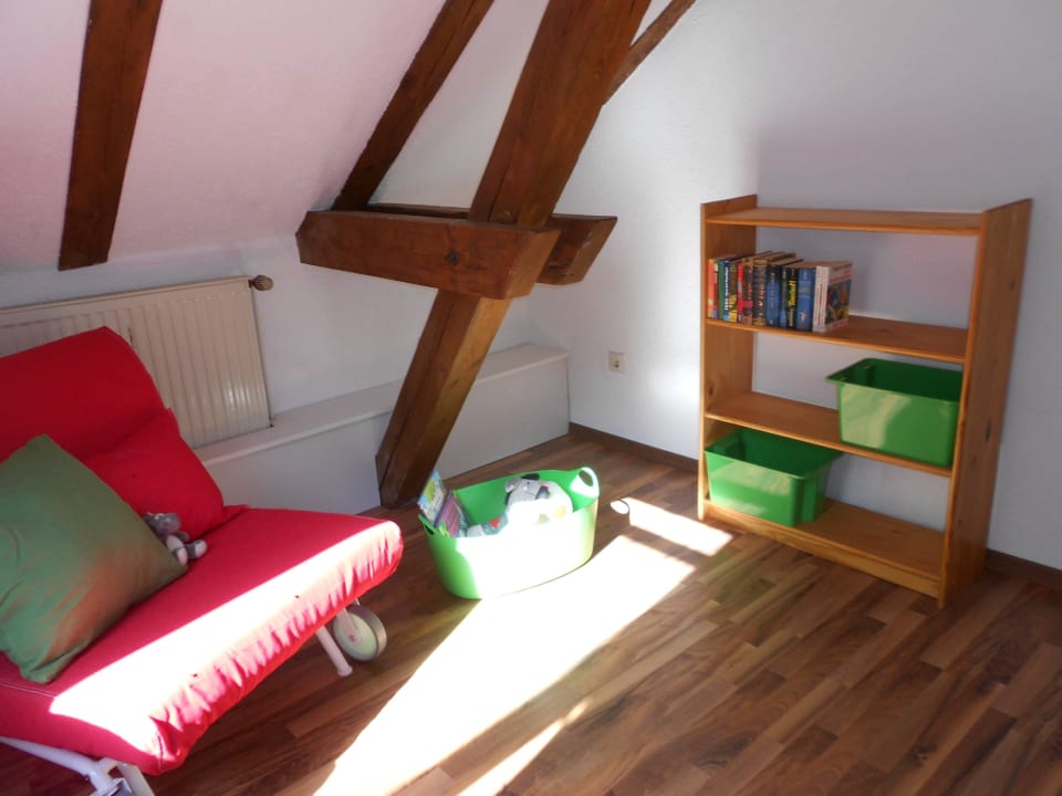 Kinderzimmer mit Schlafsessel und Regal Große Ferienwohnung in alter Villa