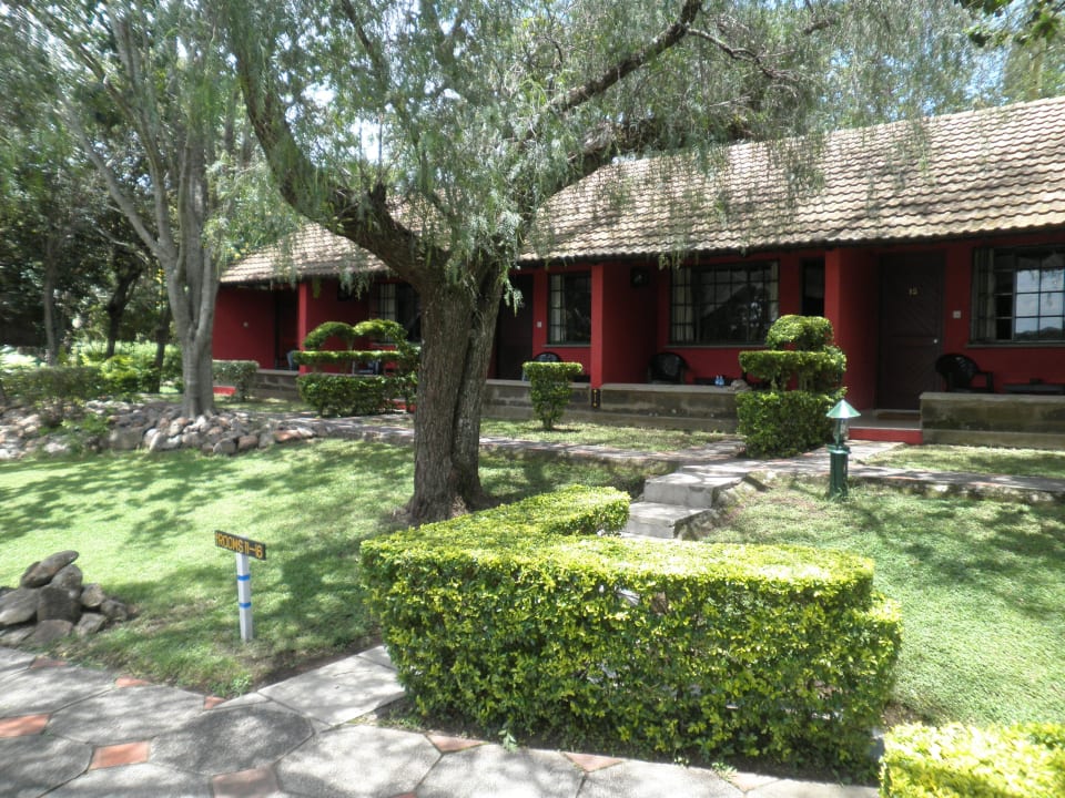 Blick auf die Reihenbungalows David Livingstone Safari Lodge