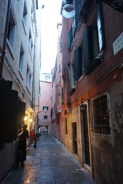 Hoteleingang links Hotel Bartolomeo