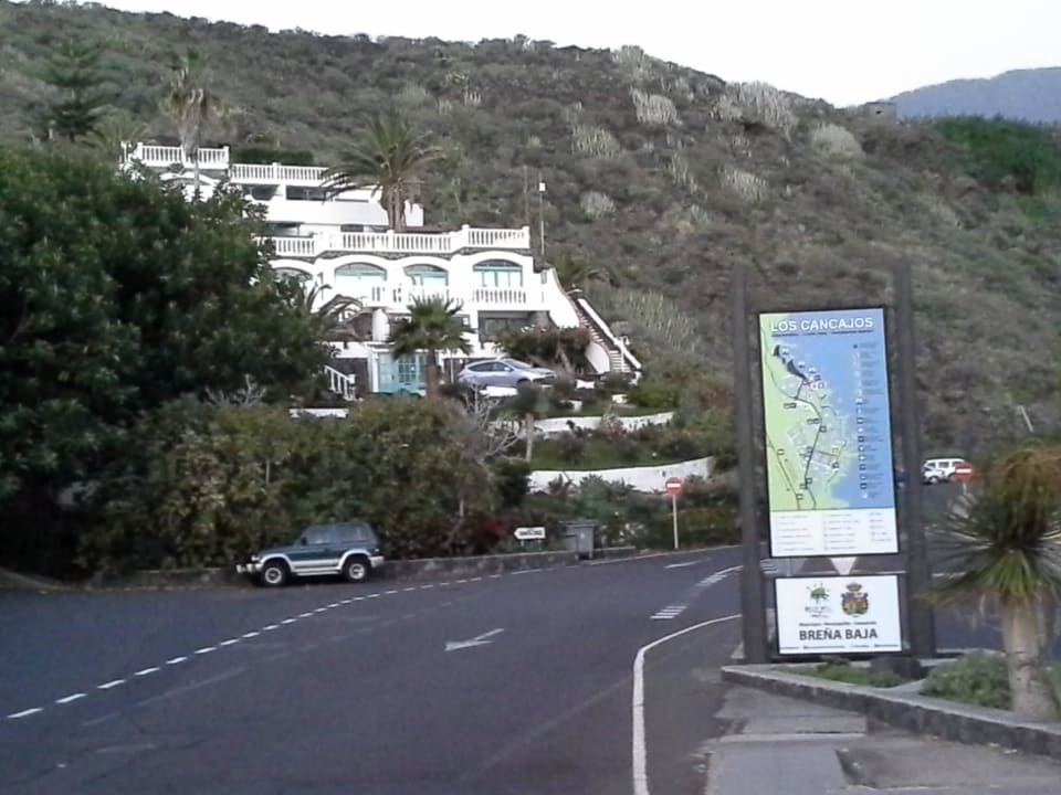 Widok z ulicy Apartamentos Cancajos