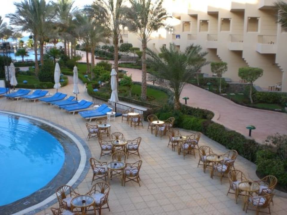 Aussicht von oben auf den Pool Sea Star Beau Rivage