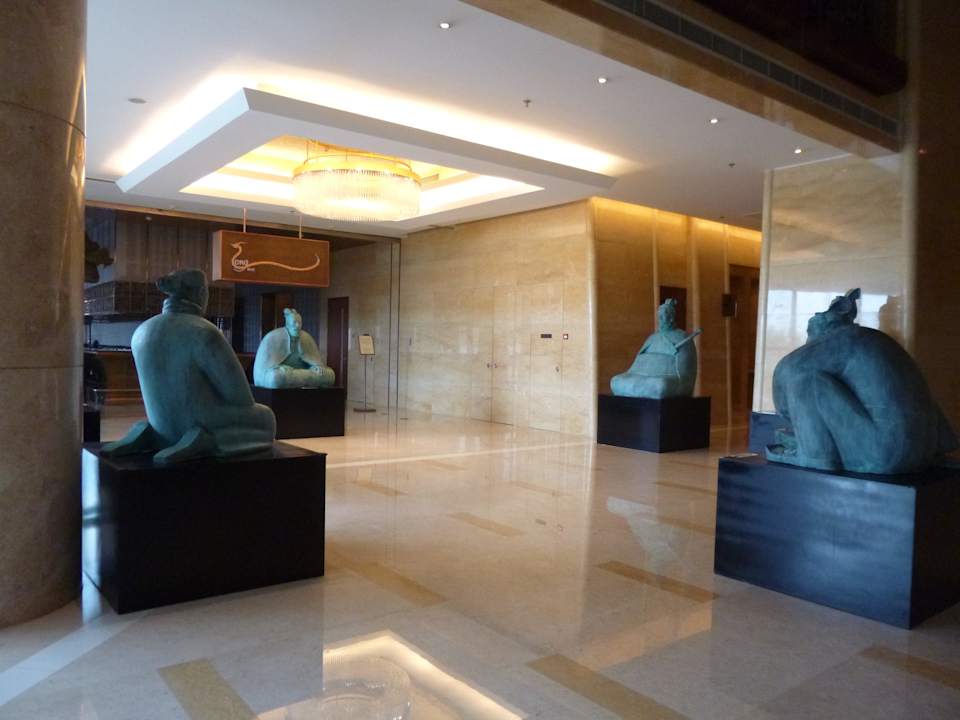 Eindrucksvoller Eingangsbereich Hilton Beijing Capital Airport