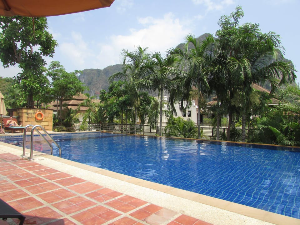 Schöne Poolanlage Avani Ao Nang Cliff Krabi Resort