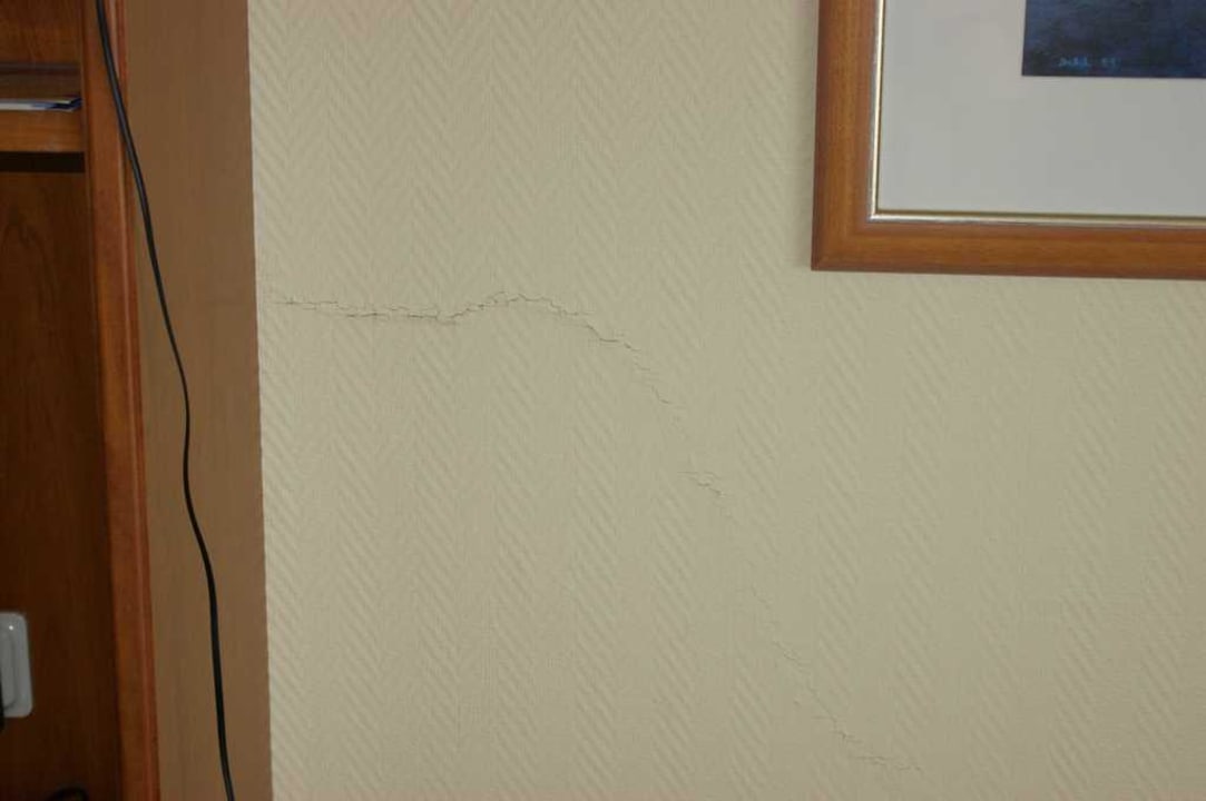 Ein Riss in der Wand  Upstalsboom Hotel am Strand