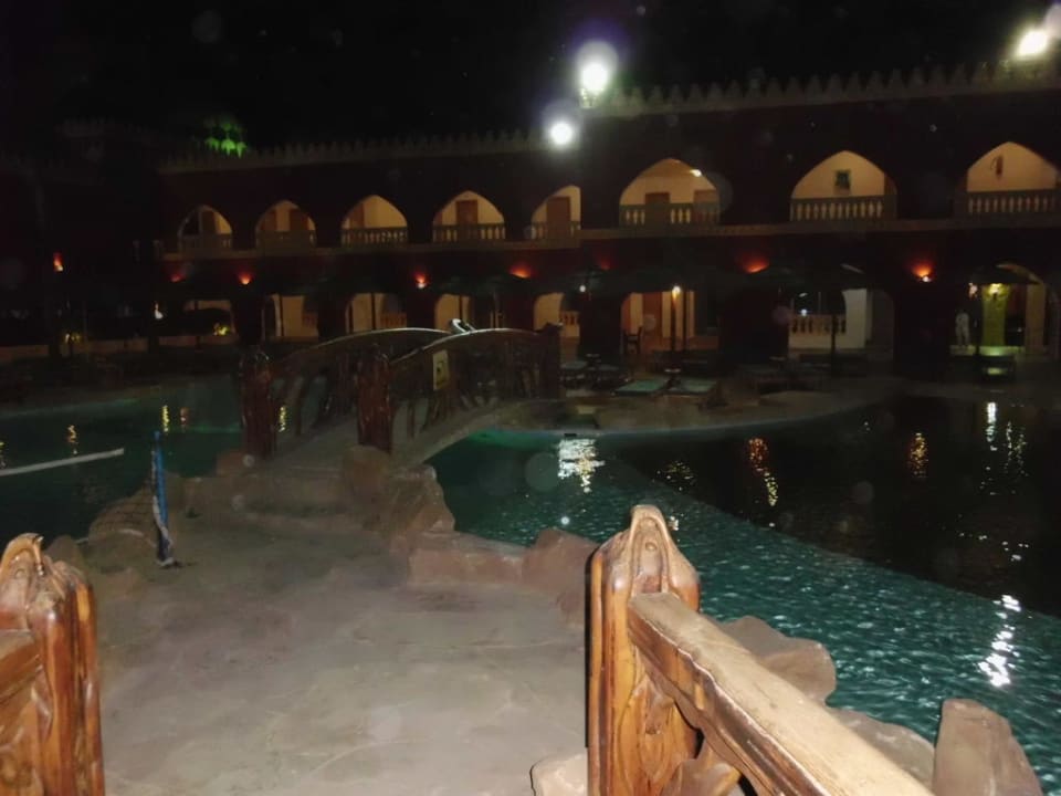 Einer der Pools bei Nacht Pickalbatros Alf Leila Wa Leila Resort - Neverland Hurghada