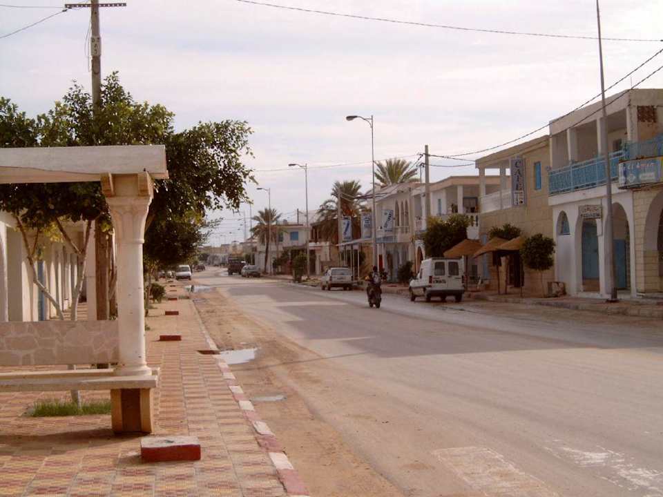 Die Hauptstraße vorm Hotel Zita Beach Resort