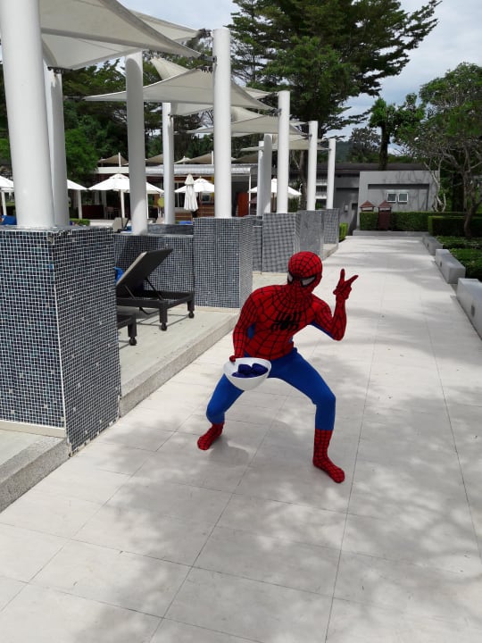 Spiderman am Pool Dusit Thani Krabi Beach Resort
