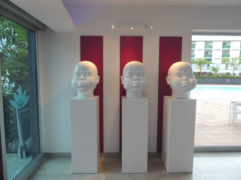 Figuren neben der Eingangstür LABRANDA Marieta - Adults only