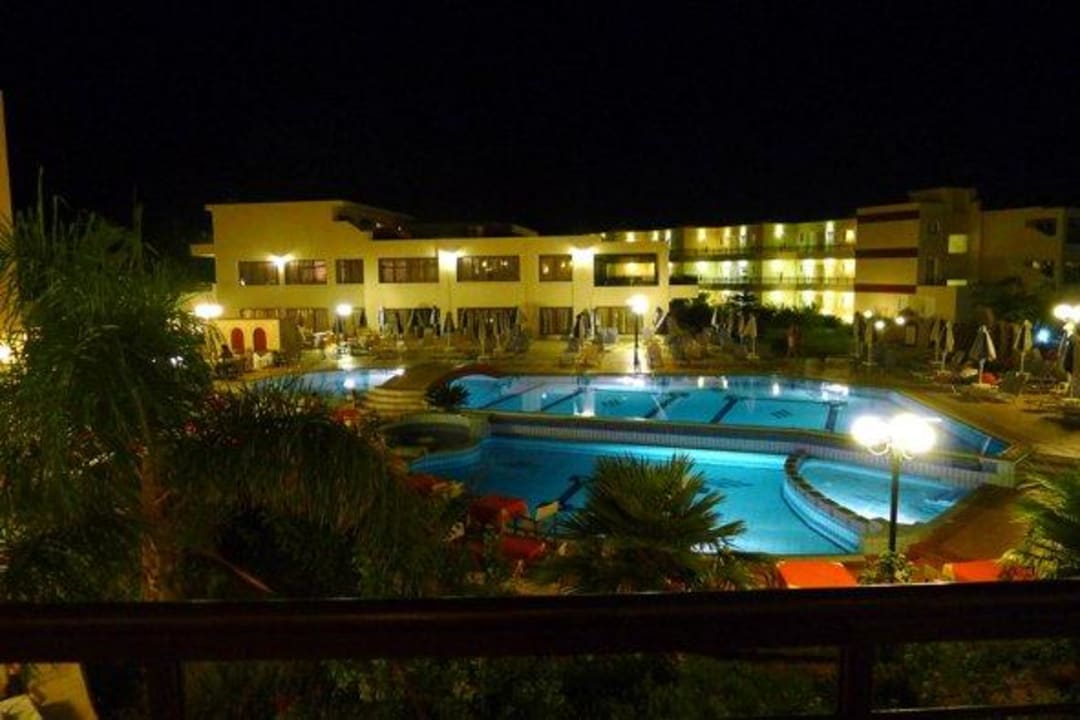 Hotel i basen w nocy Vantaris Palace