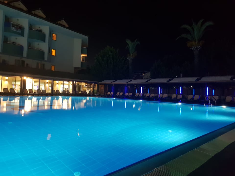 Pool Side Breeze Hotel