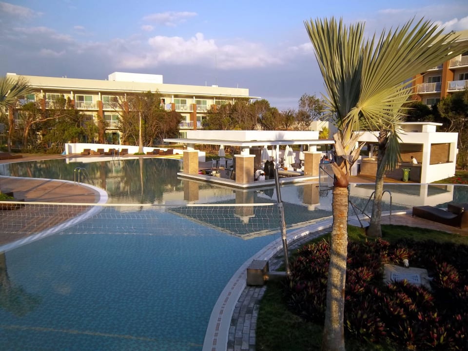Pool mit Poolbar Playa Vista Azul