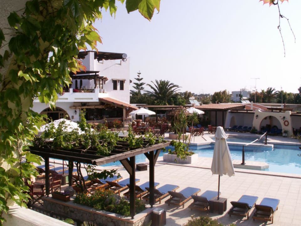 Blick vom Balkon Zimmer 21) auf den Pool Gaia Garden Hotel