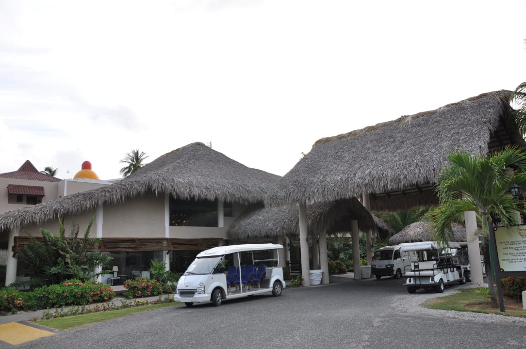 Unser Hoteleingang  Grand Palladium Select Bávaro Resort & Spa