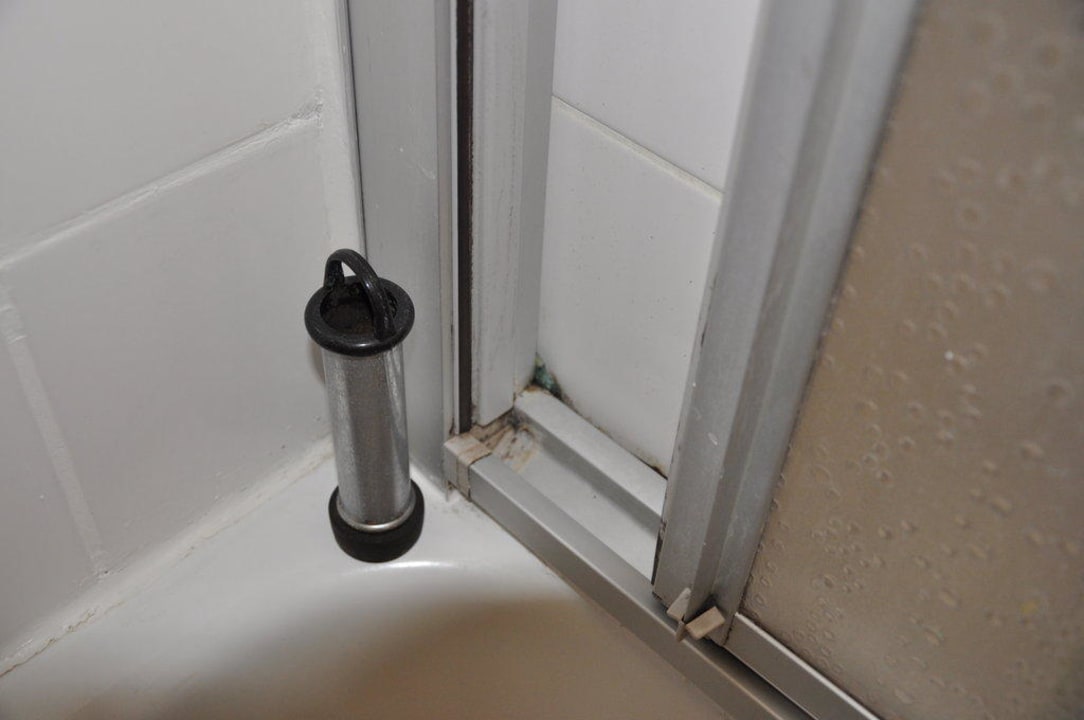 Schimmel in der Dusche  Hotel Domicil Hamburg by Golden Tulip
