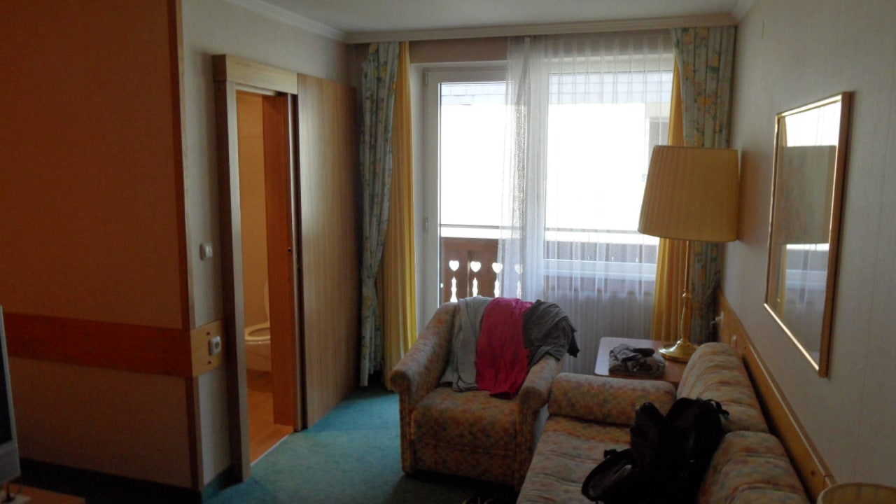 Zimmer, links das Bad Hotel Österreichischer Hof